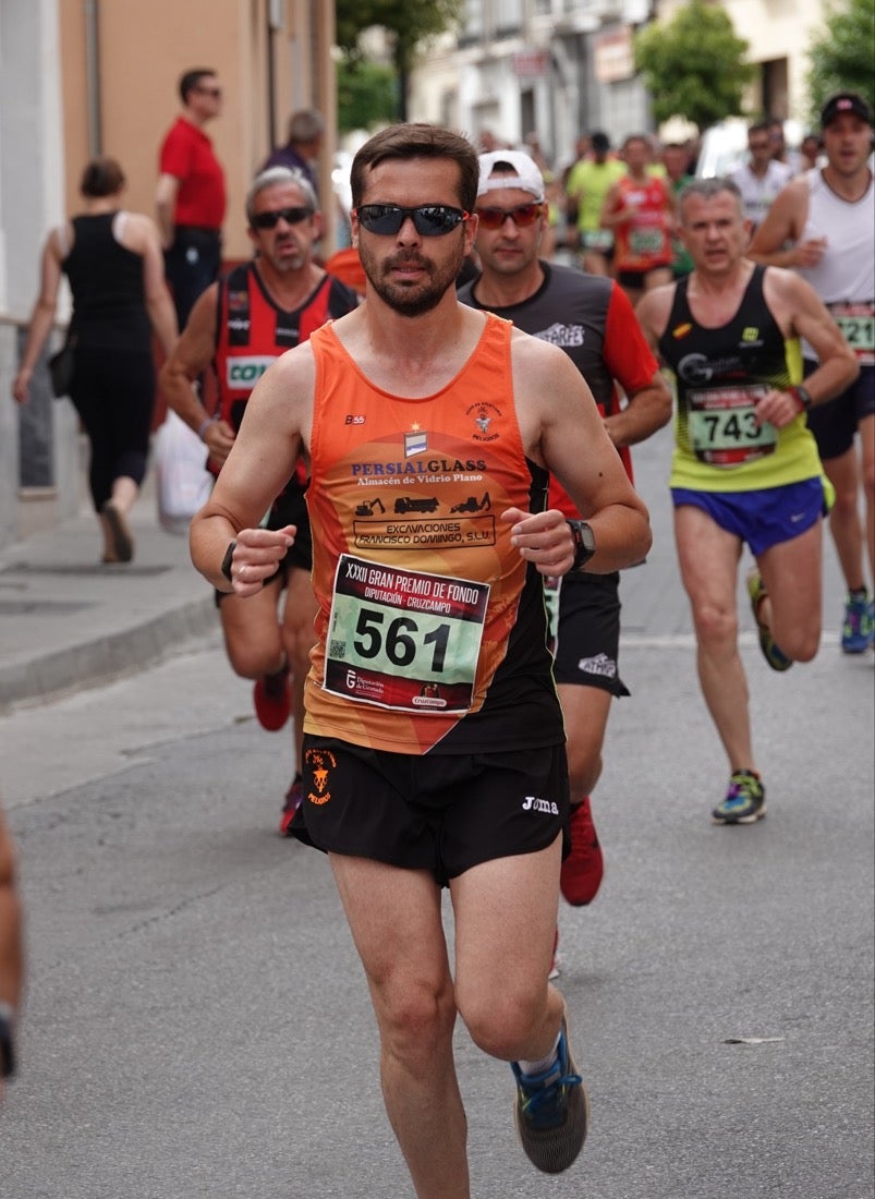 Los vecinos de Dúrcal se han volcado con los corredores apostados en las curvas y rectas que traza el recorrido por la localidad y desde las terrazas de la Plaza del Ayuntamiento