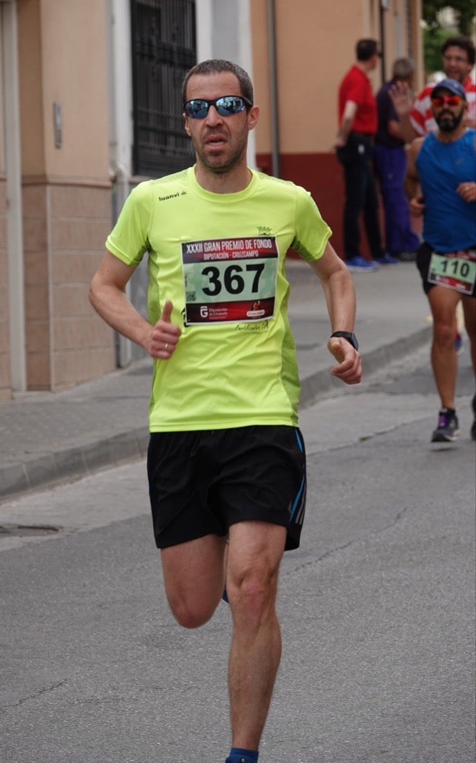 Los vecinos de Dúrcal se han volcado con los corredores apostados en las curvas y rectas que traza el recorrido por la localidad y desde las terrazas de la Plaza del Ayuntamiento