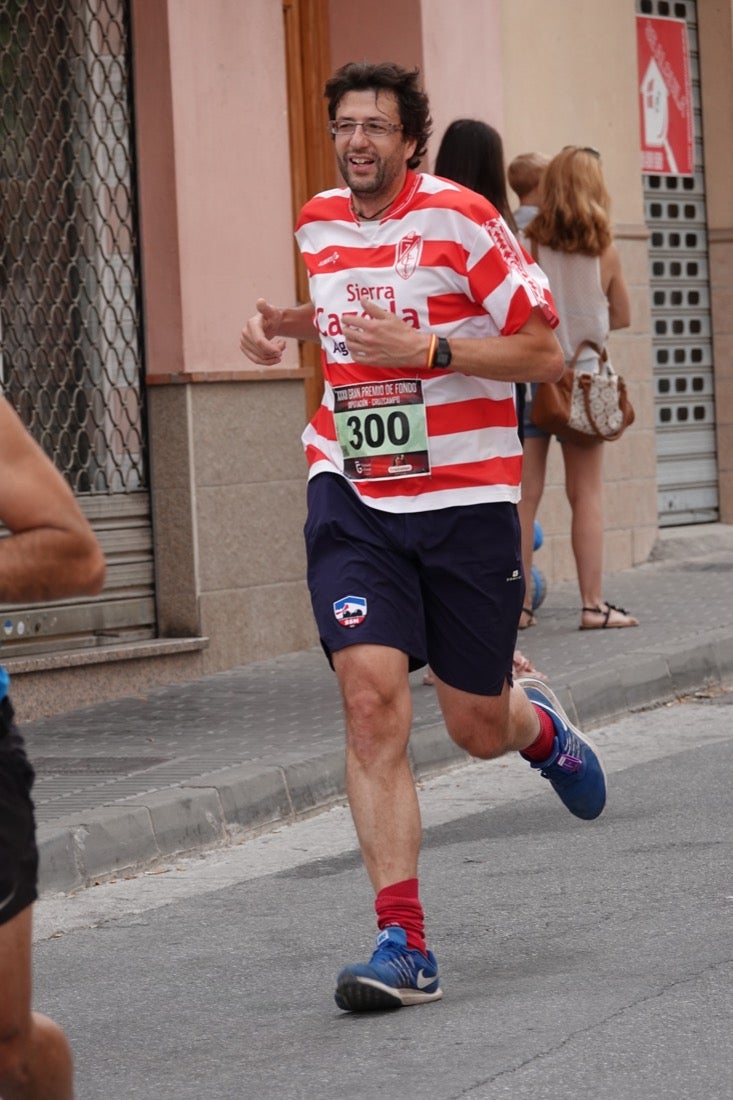 Los vecinos de Dúrcal se han volcado con los corredores apostados en las curvas y rectas que traza el recorrido por la localidad y desde las terrazas de la Plaza del Ayuntamiento