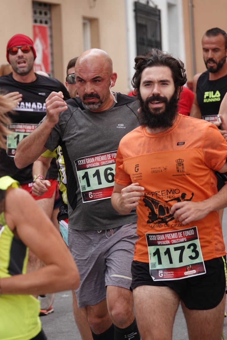 Los vecinos de Dúrcal se han volcado con los corredores apostados en las curvas y rectas que traza el recorrido por la localidad y desde las terrazas de la Plaza del Ayuntamiento