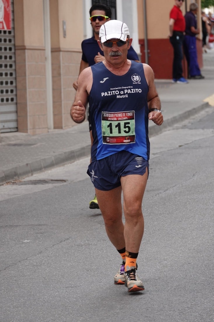 Los vecinos de Dúrcal se han volcado con los corredores apostados en las curvas y rectas que traza el recorrido por la localidad y desde las terrazas de la Plaza del Ayuntamiento