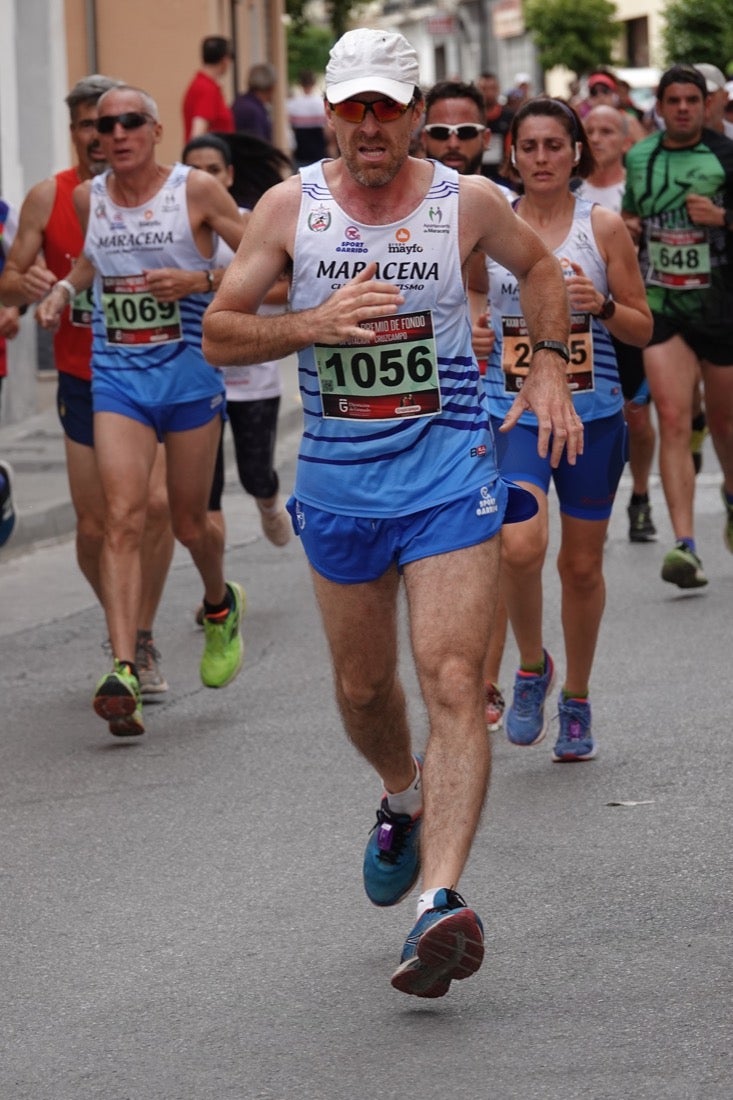 Los vecinos de Dúrcal se han volcado con los corredores apostados en las curvas y rectas que traza el recorrido por la localidad y desde las terrazas de la Plaza del Ayuntamiento