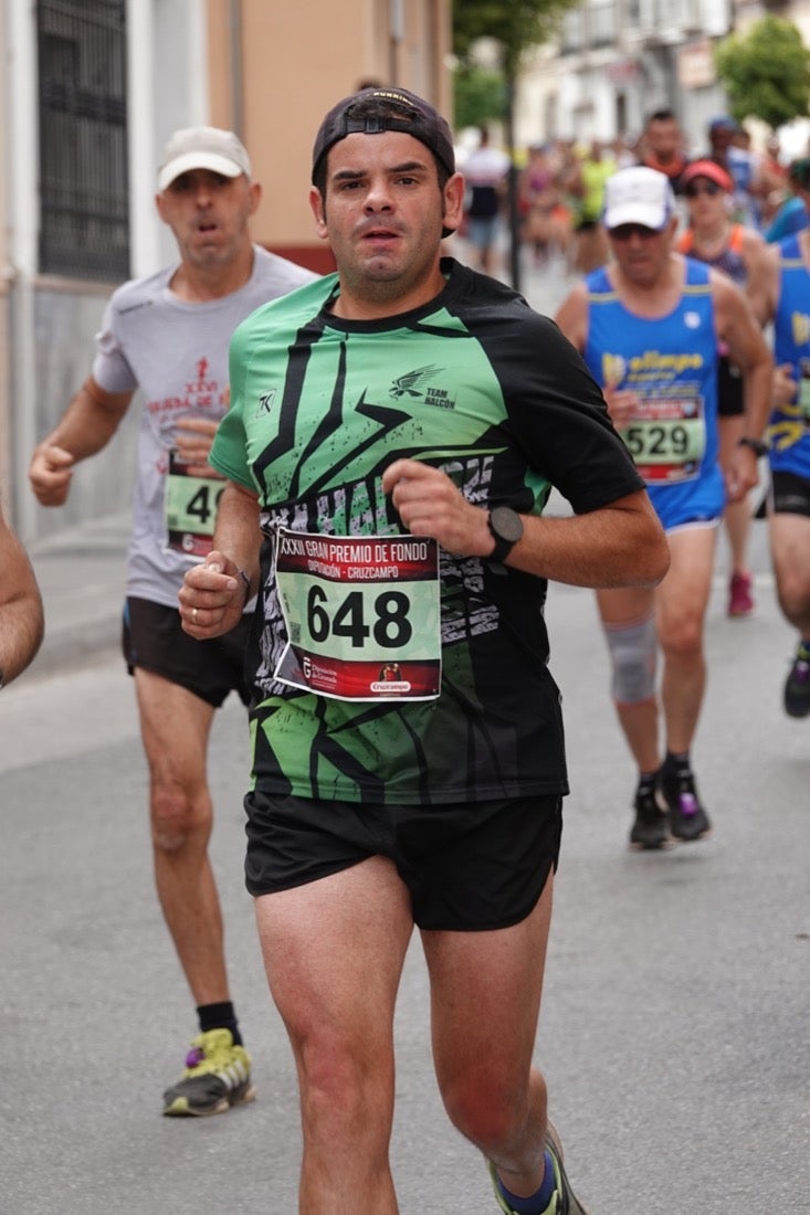 Los vecinos de Dúrcal se han volcado con los corredores apostados en las curvas y rectas que traza el recorrido por la localidad y desde las terrazas de la Plaza del Ayuntamiento