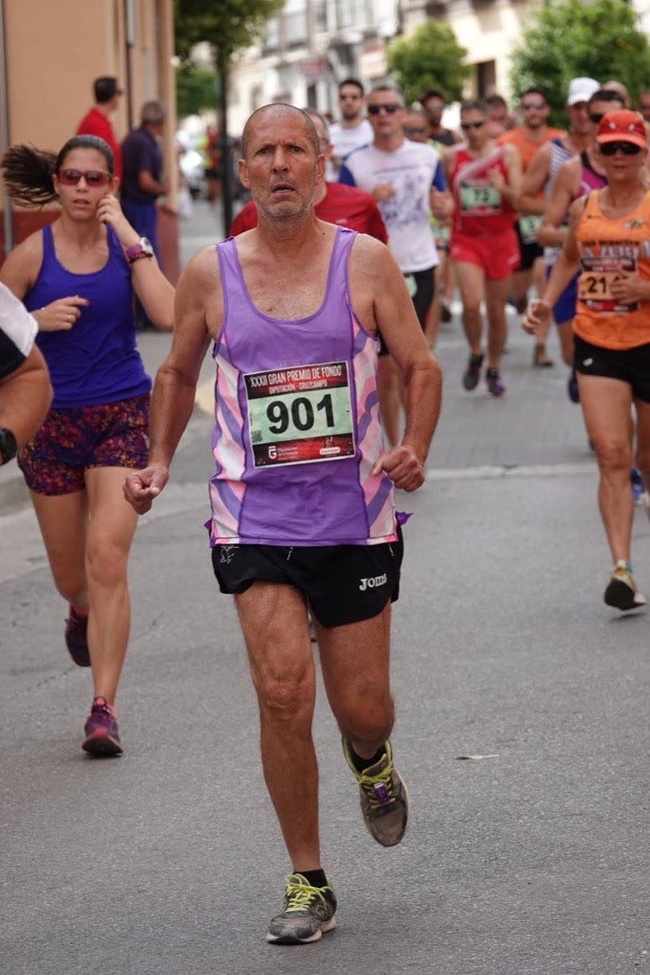Los vecinos de Dúrcal se han volcado con los corredores apostados en las curvas y rectas que traza el recorrido por la localidad y desde las terrazas de la Plaza del Ayuntamiento