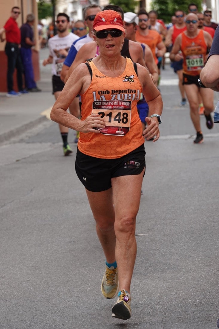 Los vecinos de Dúrcal se han volcado con los corredores apostados en las curvas y rectas que traza el recorrido por la localidad y desde las terrazas de la Plaza del Ayuntamiento