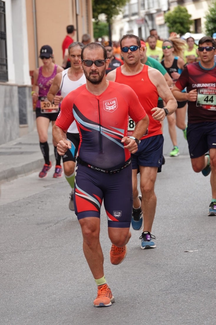Los vecinos de Dúrcal se han volcado con los corredores apostados en las curvas y rectas que traza el recorrido por la localidad y desde las terrazas de la Plaza del Ayuntamiento