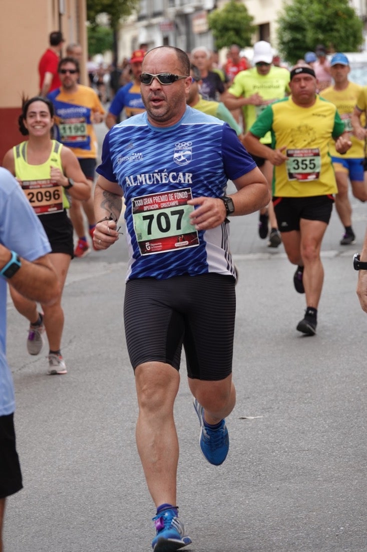 Los vecinos de Dúrcal se han volcado con los corredores apostados en las curvas y rectas que traza el recorrido por la localidad y desde las terrazas de la Plaza del Ayuntamiento