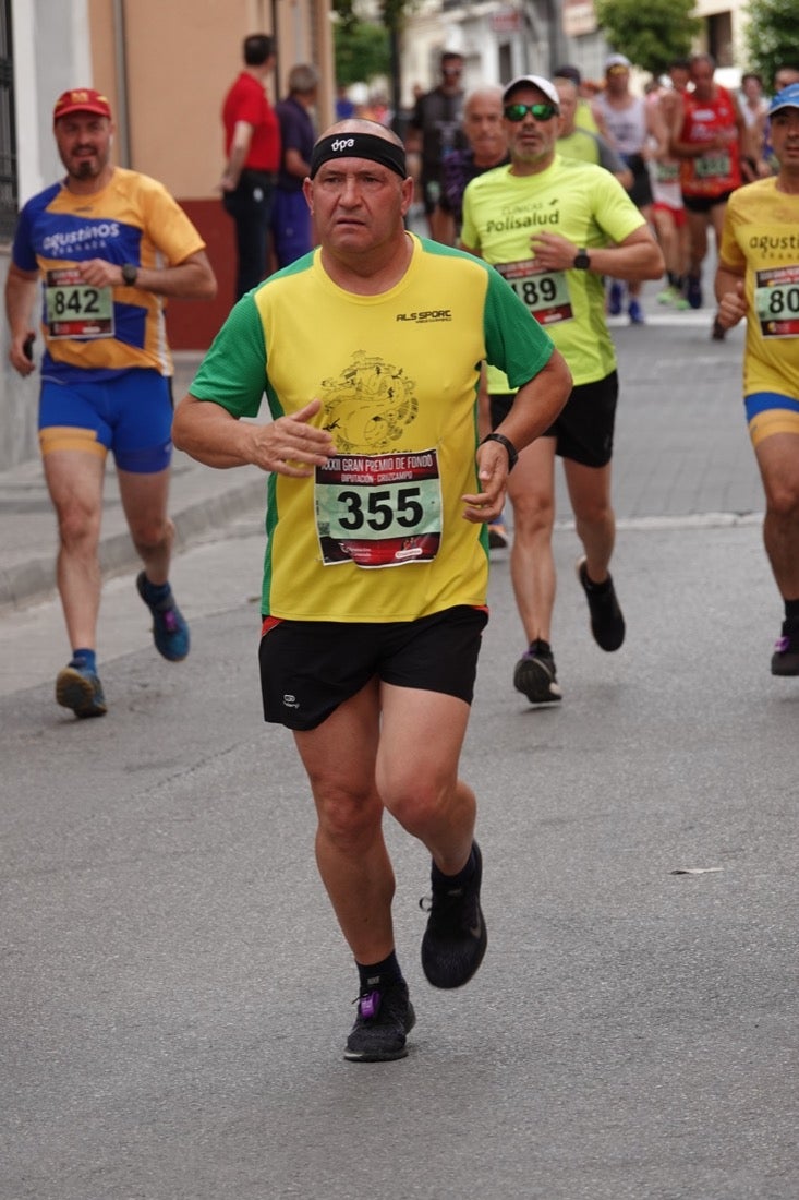 Los vecinos de Dúrcal se han volcado con los corredores apostados en las curvas y rectas que traza el recorrido por la localidad y desde las terrazas de la Plaza del Ayuntamiento