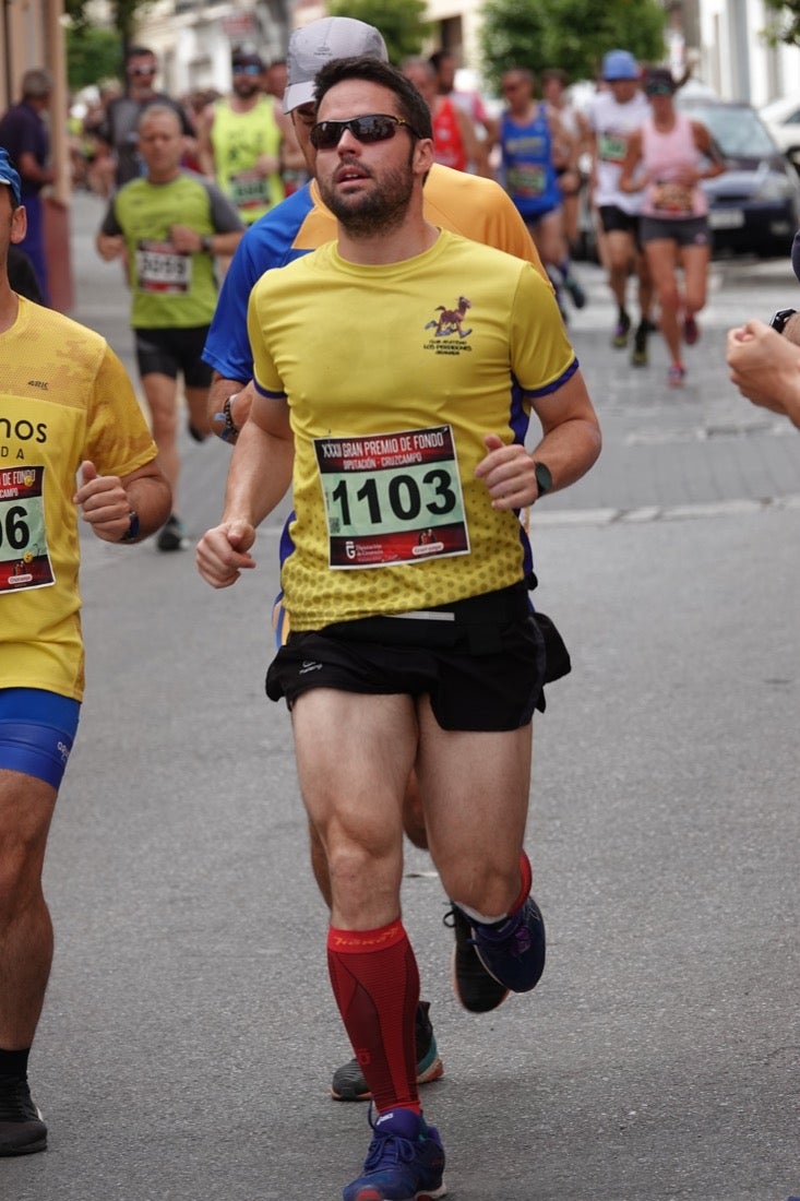 Los vecinos de Dúrcal se han volcado con los corredores apostados en las curvas y rectas que traza el recorrido por la localidad y desde las terrazas de la Plaza del Ayuntamiento