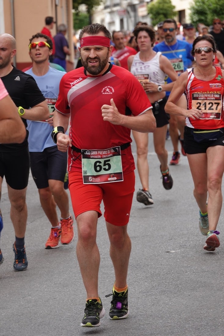 Los vecinos de Dúrcal se han volcado con los corredores apostados en las curvas y rectas que traza el recorrido por la localidad y desde las terrazas de la Plaza del Ayuntamiento