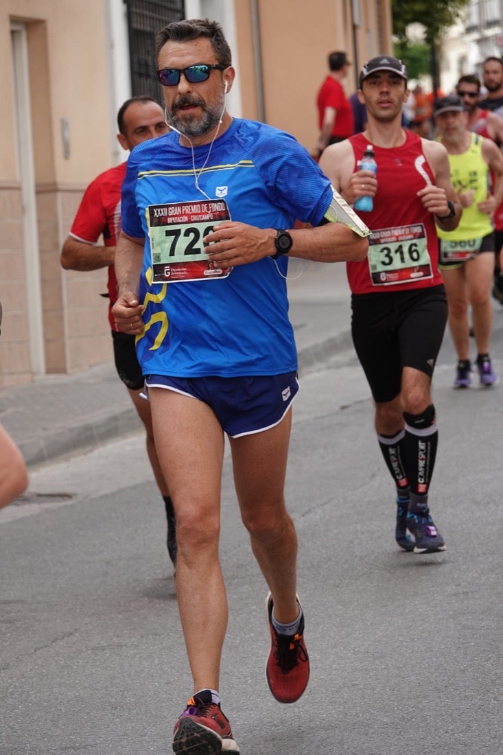Los vecinos de Dúrcal se han volcado con los corredores apostados en las curvas y rectas que traza el recorrido por la localidad y desde las terrazas de la Plaza del Ayuntamiento