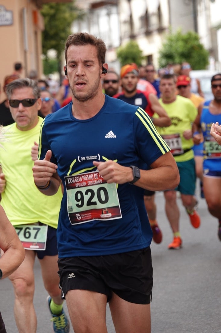 Los vecinos de Dúrcal se han volcado con los corredores apostados en las curvas y rectas que traza el recorrido por la localidad y desde las terrazas de la Plaza del Ayuntamiento