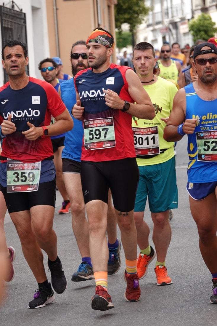 Los vecinos de Dúrcal se han volcado con los corredores apostados en las curvas y rectas que traza el recorrido por la localidad y desde las terrazas de la Plaza del Ayuntamiento