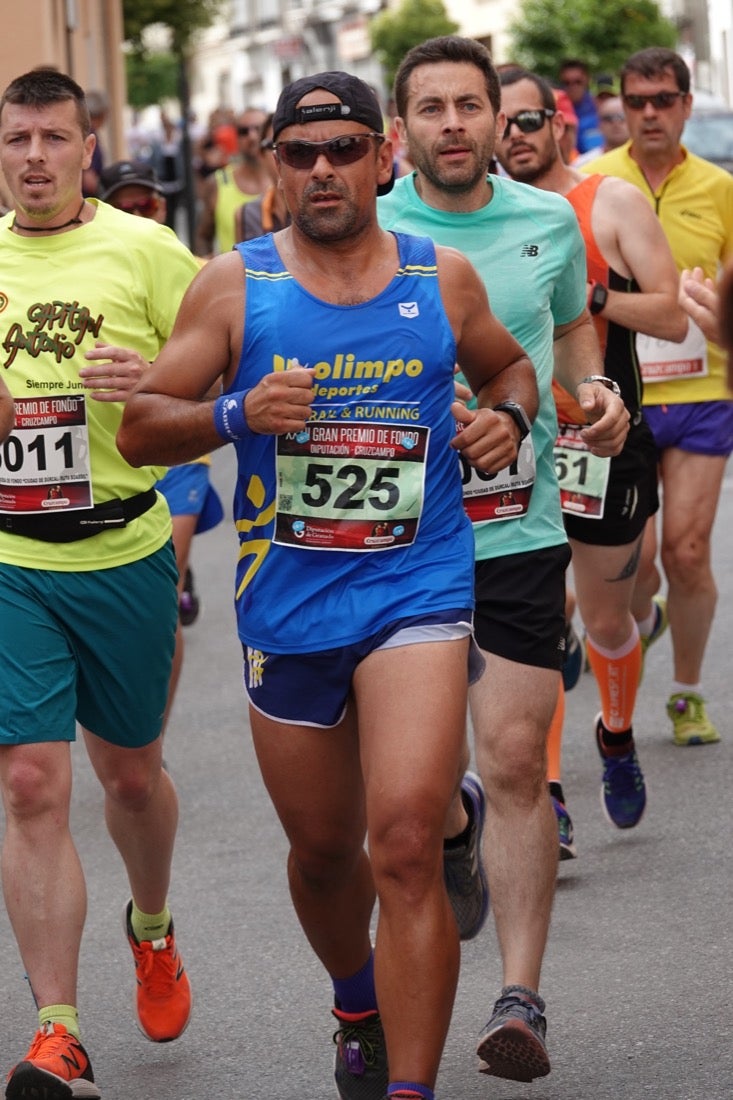 Los vecinos de Dúrcal se han volcado con los corredores apostados en las curvas y rectas que traza el recorrido por la localidad y desde las terrazas de la Plaza del Ayuntamiento