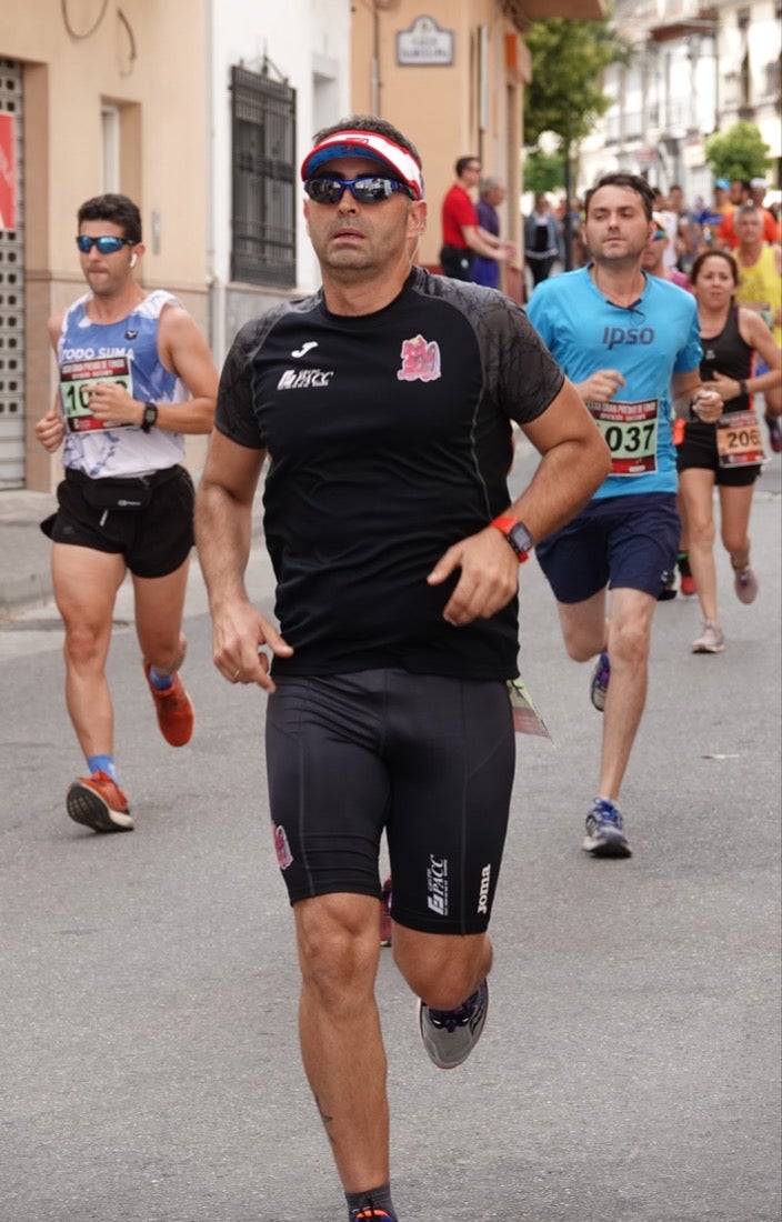 Los vecinos de Dúrcal se han volcado con los corredores apostados en las curvas y rectas que traza el recorrido por la localidad y desde las terrazas de la Plaza del Ayuntamiento