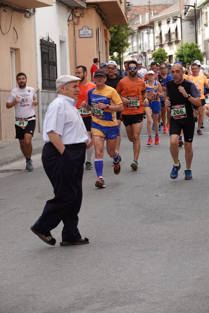 Los vecinos de Dúrcal se han volcado con los corredores apostados en las curvas y rectas que traza el recorrido por la localidad y desde las terrazas de la Plaza del Ayuntamiento
