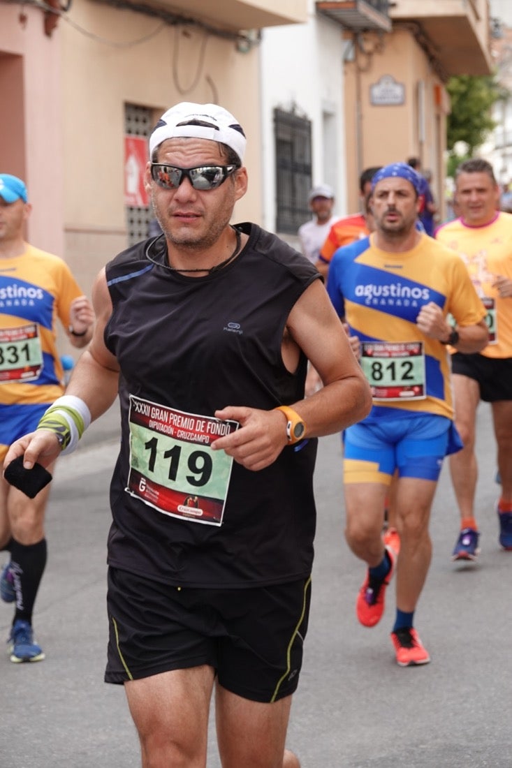 Los vecinos de Dúrcal se han volcado con los corredores apostados en las curvas y rectas que traza el recorrido por la localidad y desde las terrazas de la Plaza del Ayuntamiento