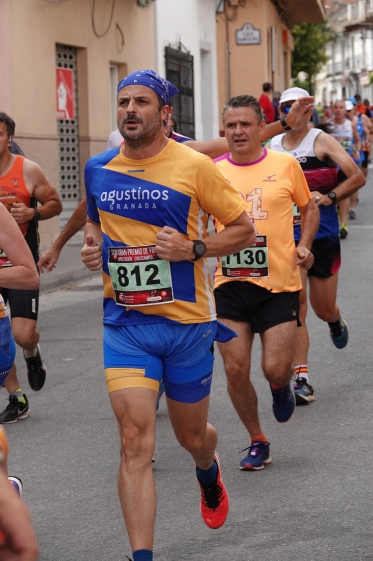 Los vecinos de Dúrcal se han volcado con los corredores apostados en las curvas y rectas que traza el recorrido por la localidad y desde las terrazas de la Plaza del Ayuntamiento