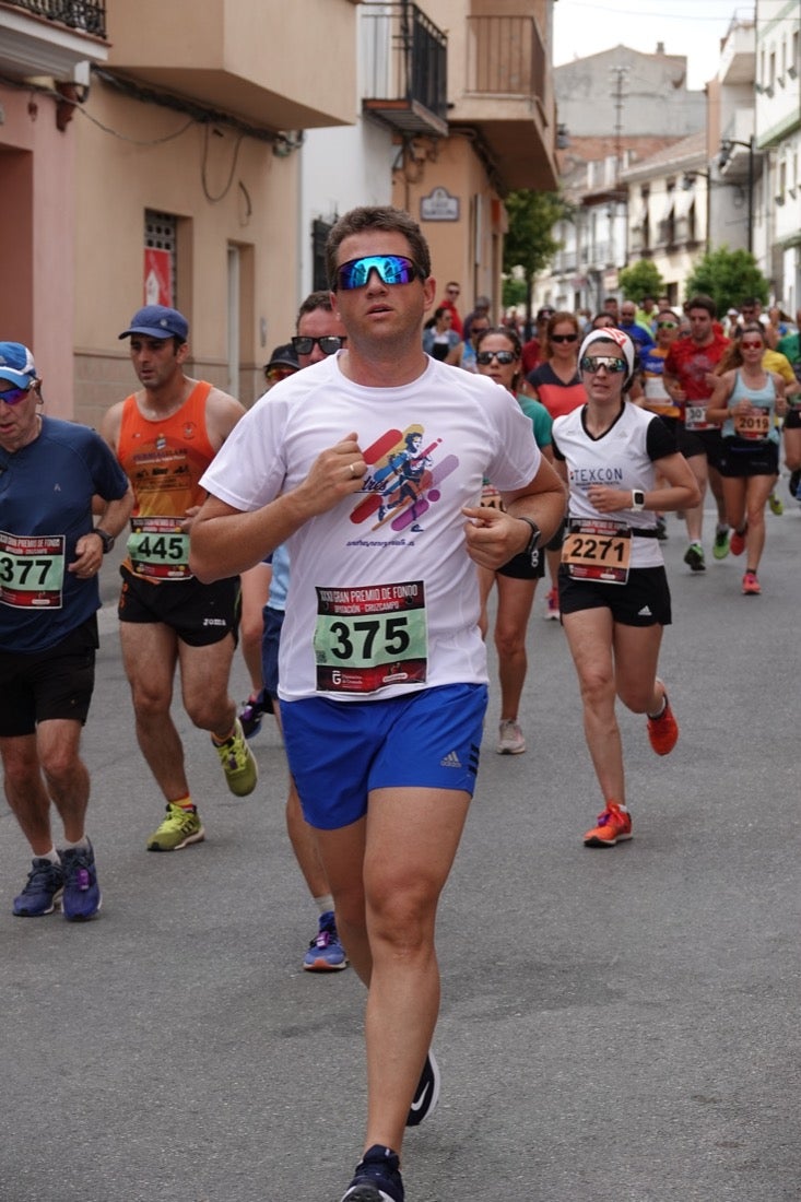 Los vecinos de Dúrcal se han volcado con los corredores apostados en las curvas y rectas que traza el recorrido por la localidad y desde las terrazas de la Plaza del Ayuntamiento