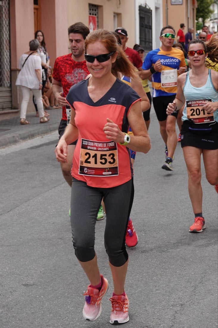 Los vecinos de Dúrcal se han volcado con los corredores apostados en las curvas y rectas que traza el recorrido por la localidad y desde las terrazas de la Plaza del Ayuntamiento