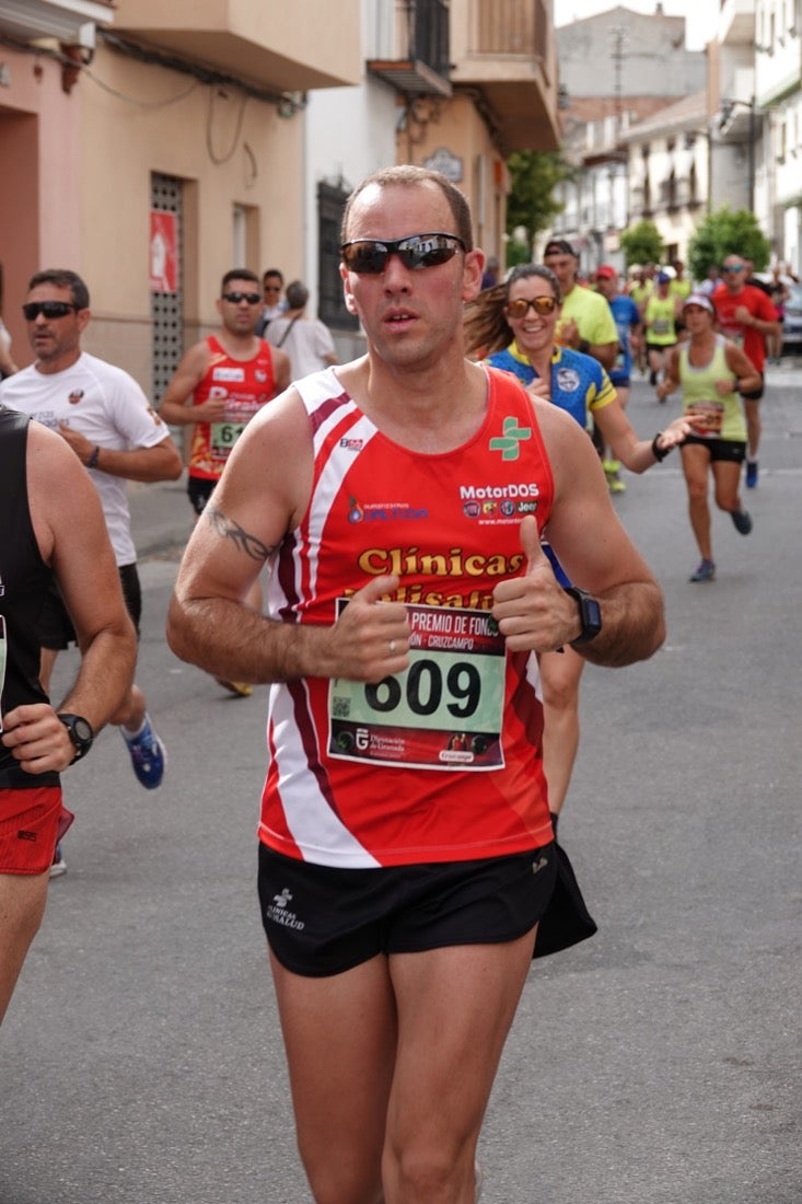 Los vecinos de Dúrcal se han volcado con los corredores apostados en las curvas y rectas que traza el recorrido por la localidad y desde las terrazas de la Plaza del Ayuntamiento