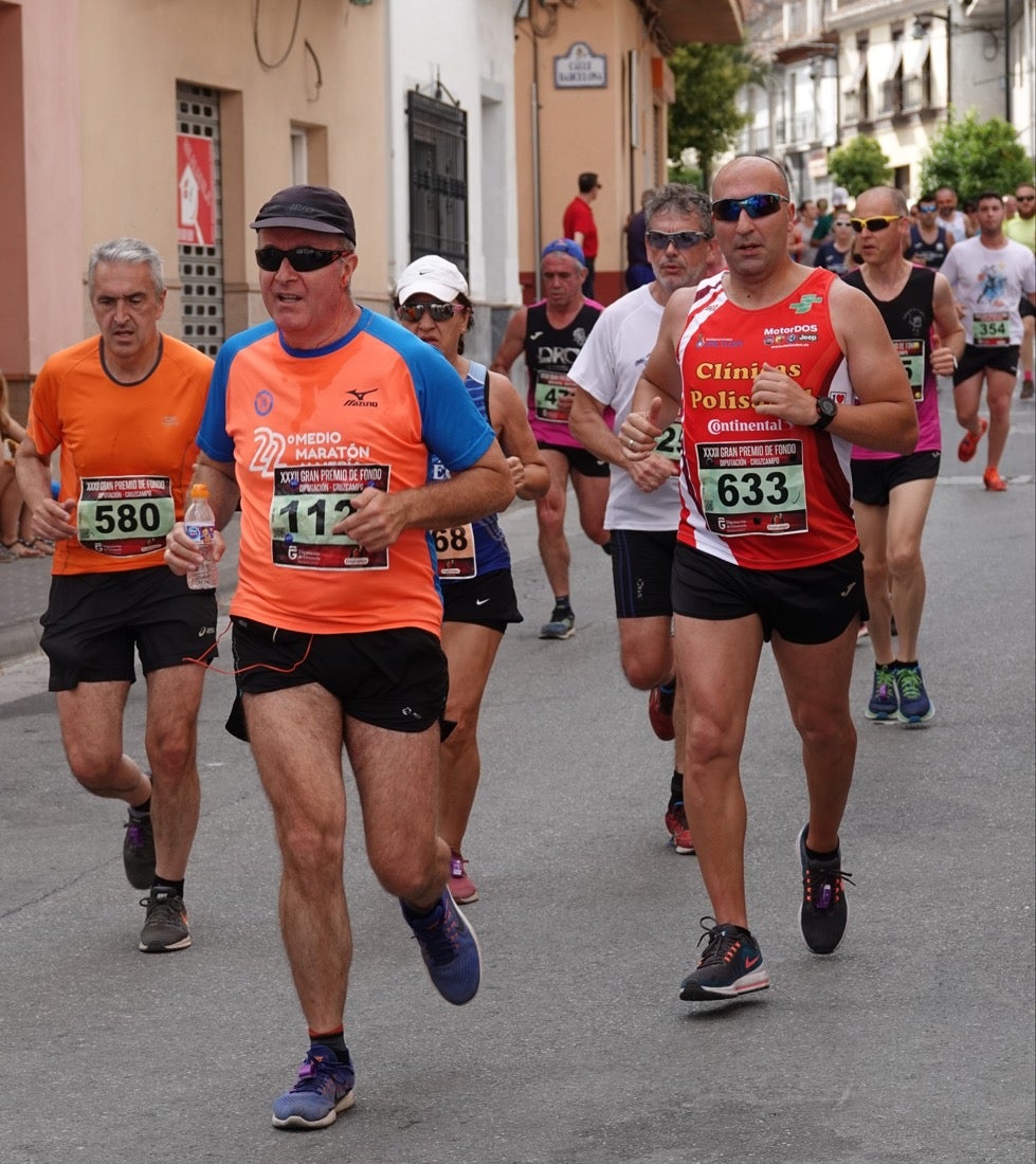 Los vecinos de Dúrcal se han volcado con los corredores apostados en las curvas y rectas que traza el recorrido por la localidad y desde las terrazas de la Plaza del Ayuntamiento