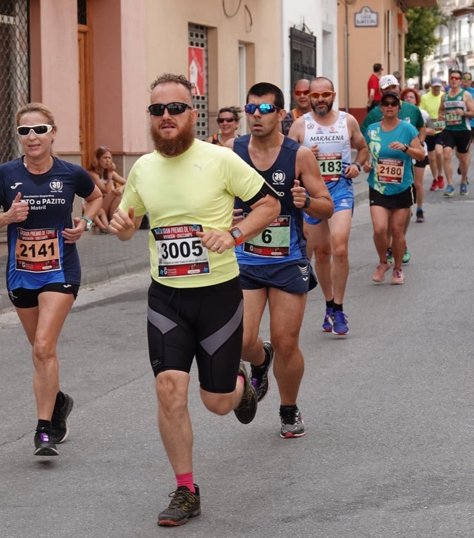 Los vecinos de Dúrcal se han volcado con los corredores apostados en las curvas y rectas que traza el recorrido por la localidad y desde las terrazas de la Plaza del Ayuntamiento