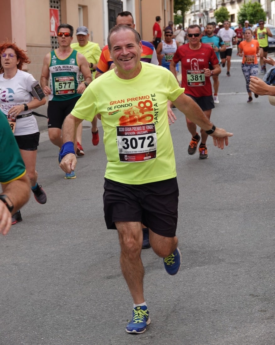 Los vecinos de Dúrcal se han volcado con los corredores apostados en las curvas y rectas que traza el recorrido por la localidad y desde las terrazas de la Plaza del Ayuntamiento