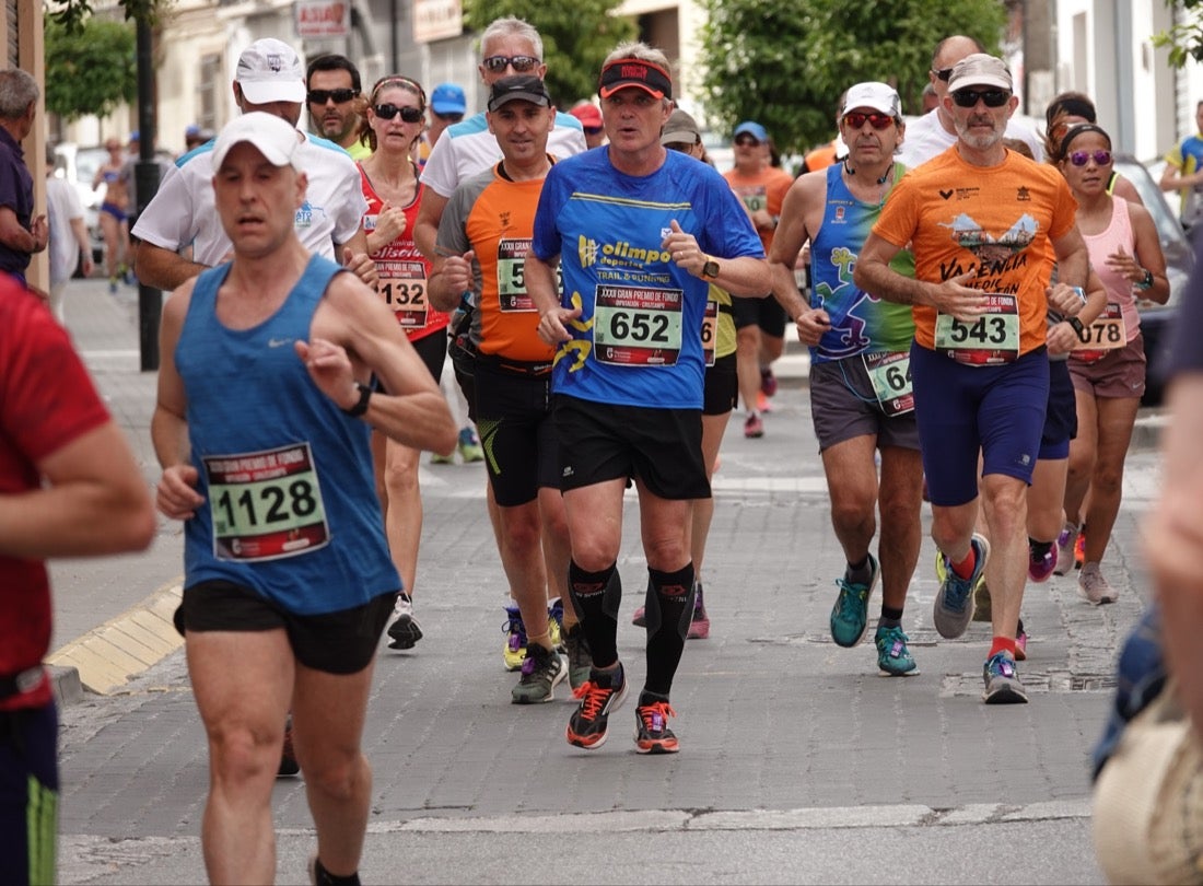 Los vecinos de Dúrcal se han volcado con los corredores apostados en las curvas y rectas que traza el recorrido por la localidad y desde las terrazas de la Plaza del Ayuntamiento