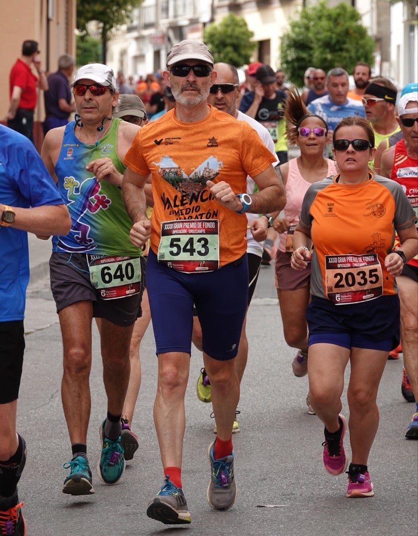 Los vecinos de Dúrcal se han volcado con los corredores apostados en las curvas y rectas que traza el recorrido por la localidad y desde las terrazas de la Plaza del Ayuntamiento