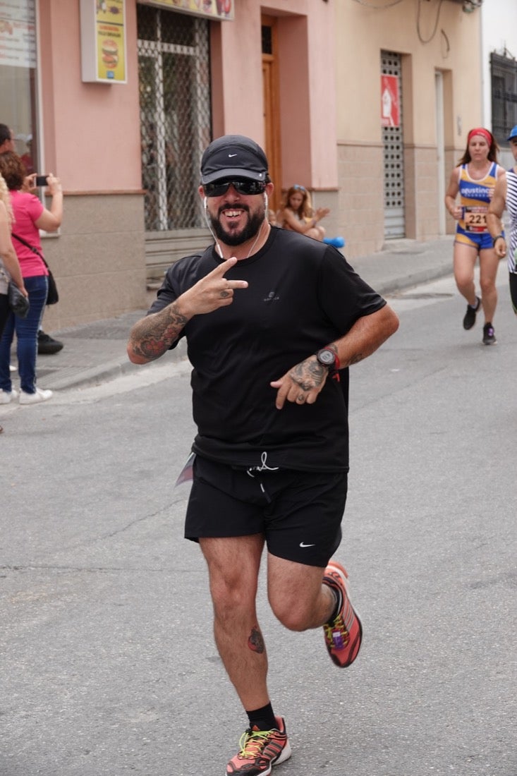 Los vecinos de Dúrcal se han volcado con los corredores apostados en las curvas y rectas que traza el recorrido por la localidad y desde las terrazas de la Plaza del Ayuntamiento