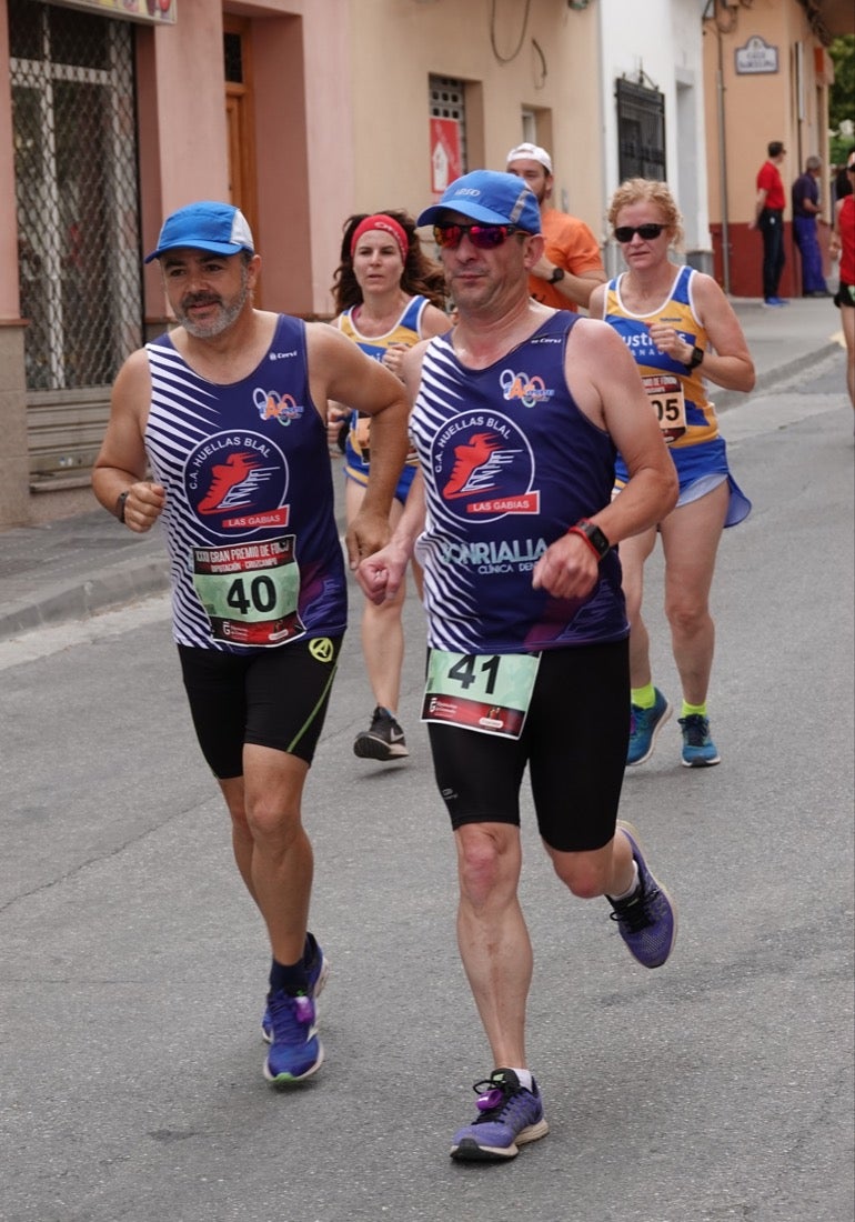 Los vecinos de Dúrcal se han volcado con los corredores apostados en las curvas y rectas que traza el recorrido por la localidad y desde las terrazas de la Plaza del Ayuntamiento