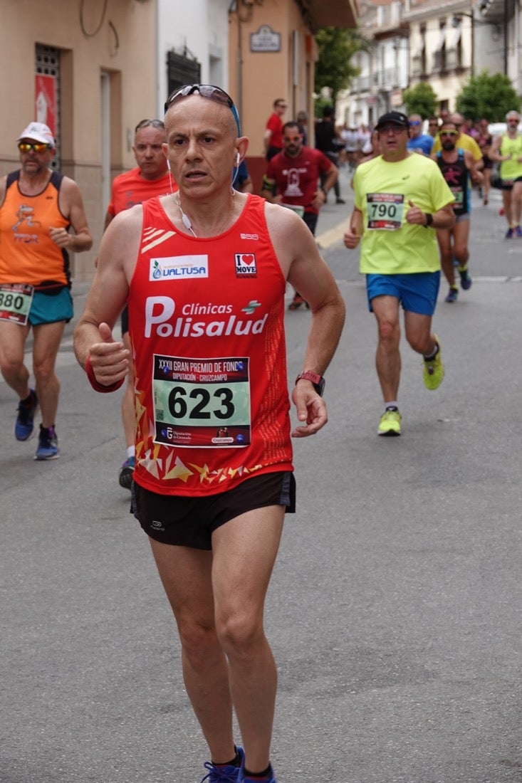 Los vecinos de Dúrcal se han volcado con los corredores apostados en las curvas y rectas que traza el recorrido por la localidad y desde las terrazas de la Plaza del Ayuntamiento