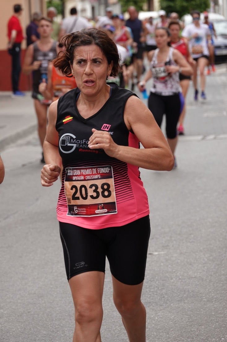 Los vecinos de Dúrcal se han volcado con los corredores apostados en las curvas y rectas que traza el recorrido por la localidad y desde las terrazas de la Plaza del Ayuntamiento