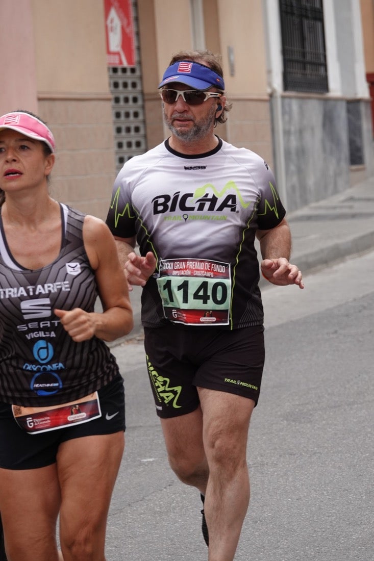 Los vecinos de Dúrcal se han volcado con los corredores apostados en las curvas y rectas que traza el recorrido por la localidad y desde las terrazas de la Plaza del Ayuntamiento