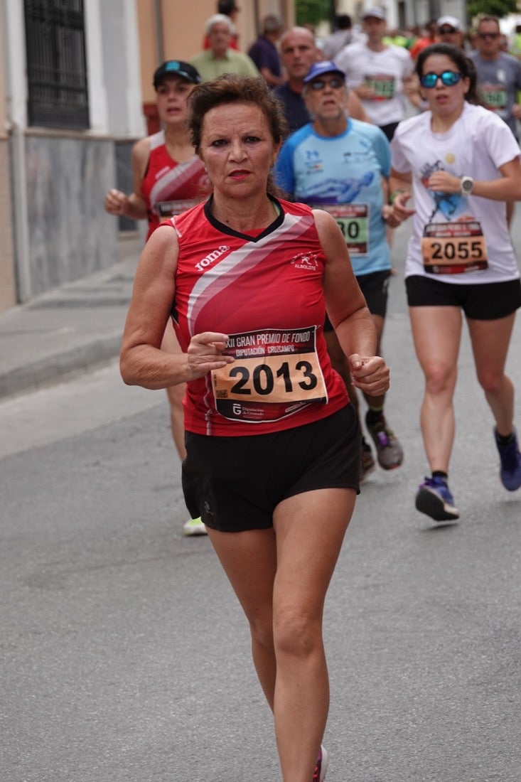 Los vecinos de Dúrcal se han volcado con los corredores apostados en las curvas y rectas que traza el recorrido por la localidad y desde las terrazas de la Plaza del Ayuntamiento