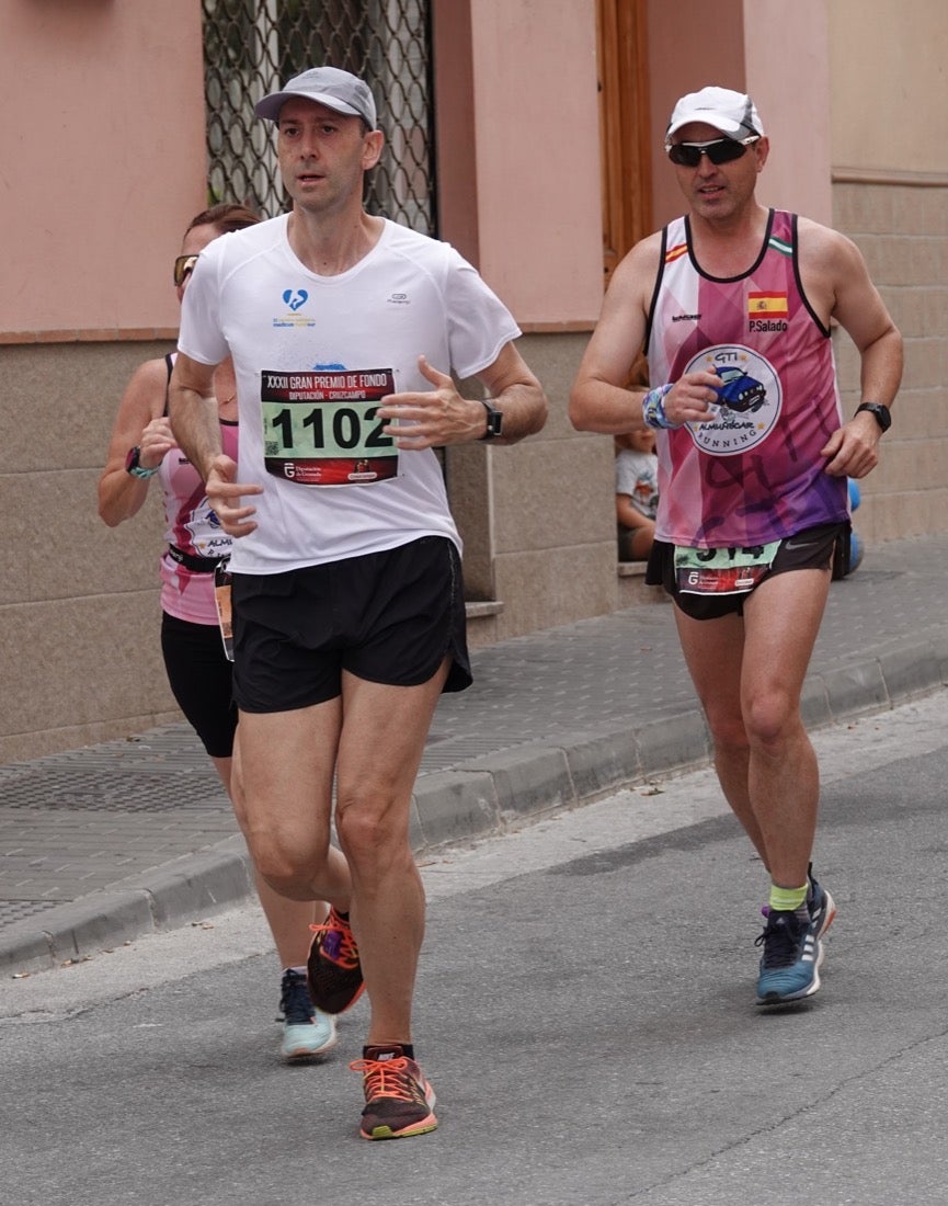 Los vecinos de Dúrcal se han volcado con los corredores apostados en las curvas y rectas que traza el recorrido por la localidad y desde las terrazas de la Plaza del Ayuntamiento