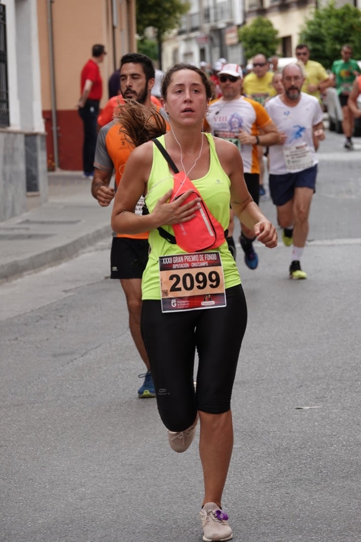 Los vecinos de Dúrcal se han volcado con los corredores apostados en las curvas y rectas que traza el recorrido por la localidad y desde las terrazas de la Plaza del Ayuntamiento