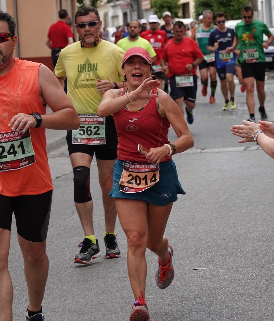 Los vecinos de Dúrcal se han volcado con los corredores apostados en las curvas y rectas que traza el recorrido por la localidad y desde las terrazas de la Plaza del Ayuntamiento