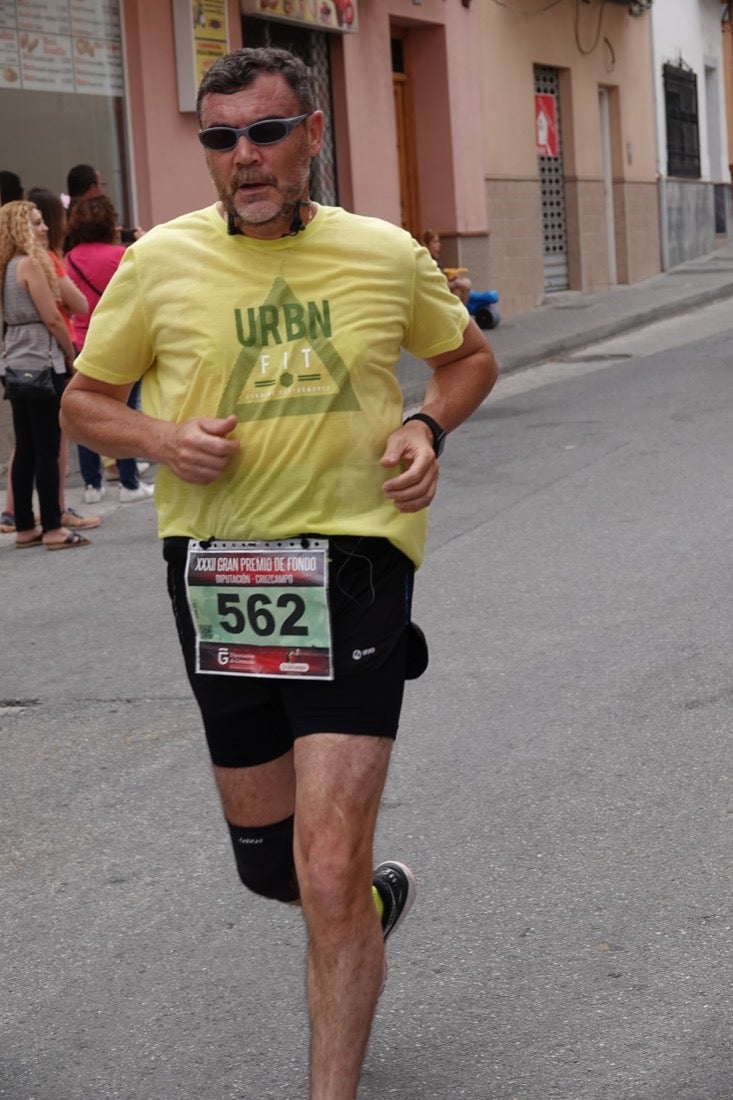 Los vecinos de Dúrcal se han volcado con los corredores apostados en las curvas y rectas que traza el recorrido por la localidad y desde las terrazas de la Plaza del Ayuntamiento