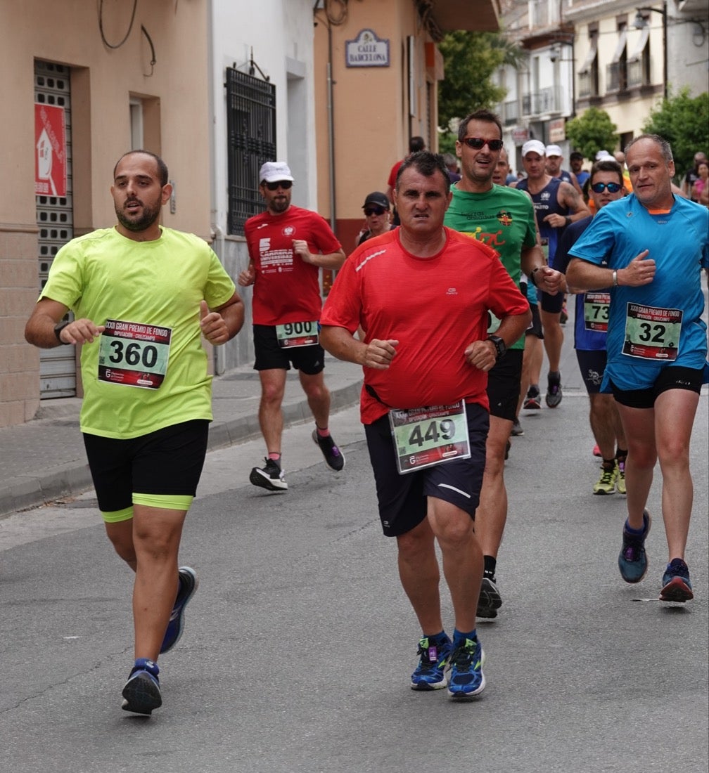 Los vecinos de Dúrcal se han volcado con los corredores apostados en las curvas y rectas que traza el recorrido por la localidad y desde las terrazas de la Plaza del Ayuntamiento