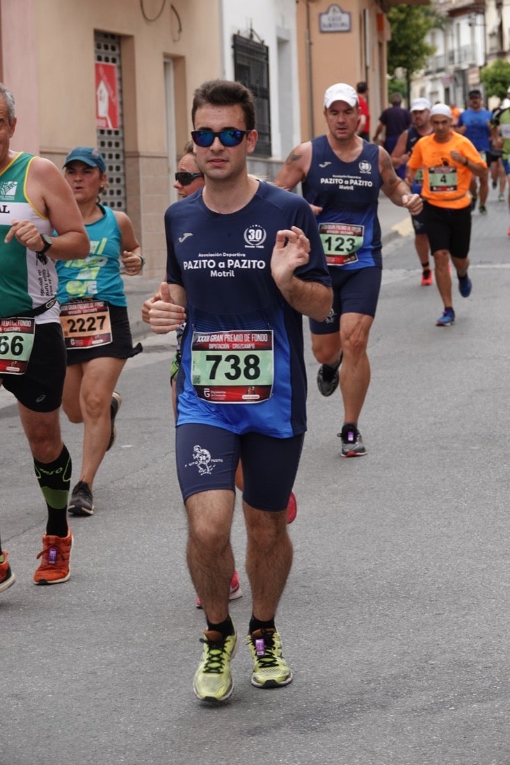 Los vecinos de Dúrcal se han volcado con los corredores apostados en las curvas y rectas que traza el recorrido por la localidad y desde las terrazas de la Plaza del Ayuntamiento