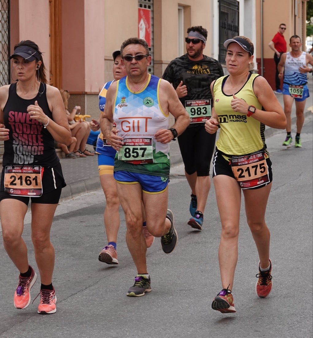 Los vecinos de Dúrcal se han volcado con los corredores apostados en las curvas y rectas que traza el recorrido por la localidad y desde las terrazas de la Plaza del Ayuntamiento