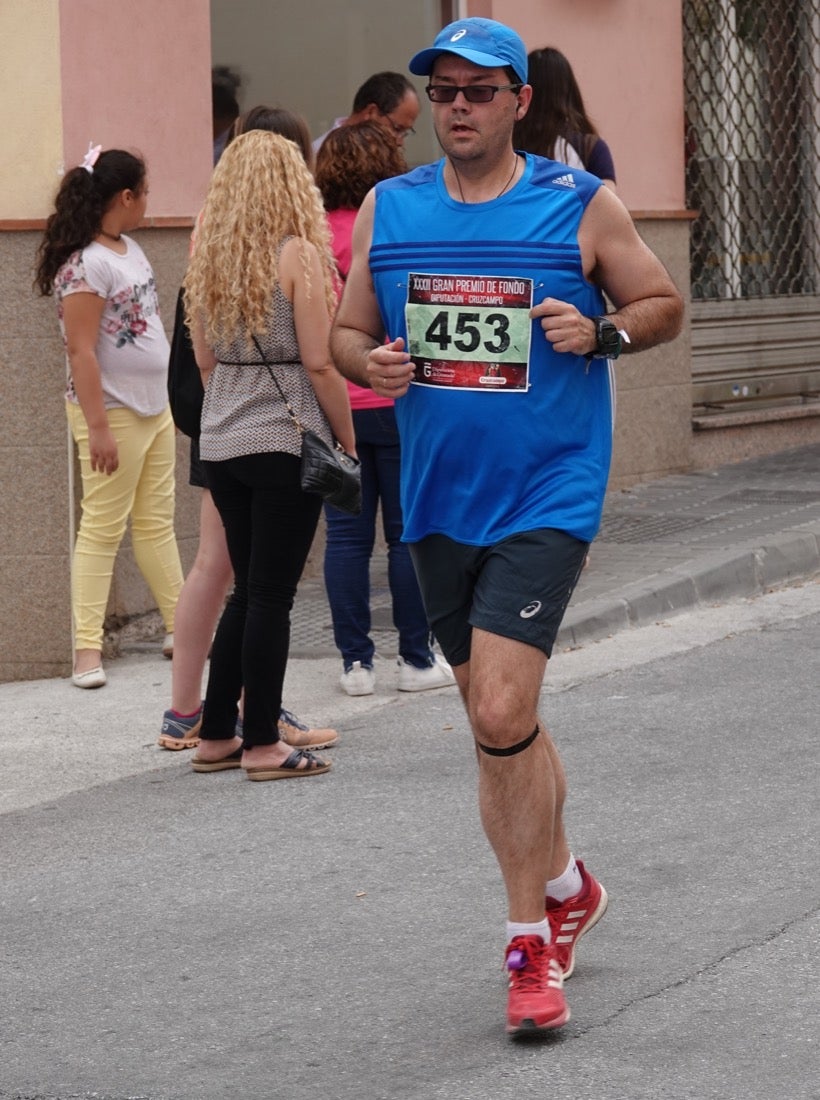 Los vecinos de Dúrcal se han volcado con los corredores apostados en las curvas y rectas que traza el recorrido por la localidad y desde las terrazas de la Plaza del Ayuntamiento
