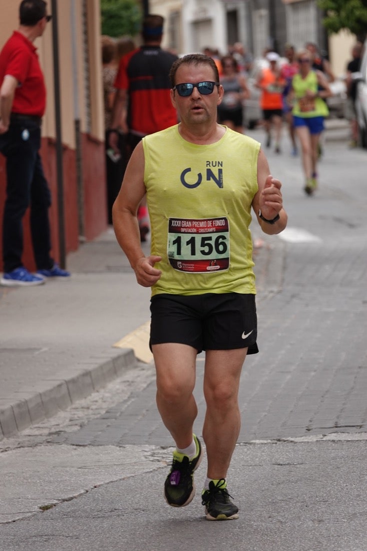 Los vecinos de Dúrcal se han volcado con los corredores apostados en las curvas y rectas que traza el recorrido por la localidad y desde las terrazas de la Plaza del Ayuntamiento