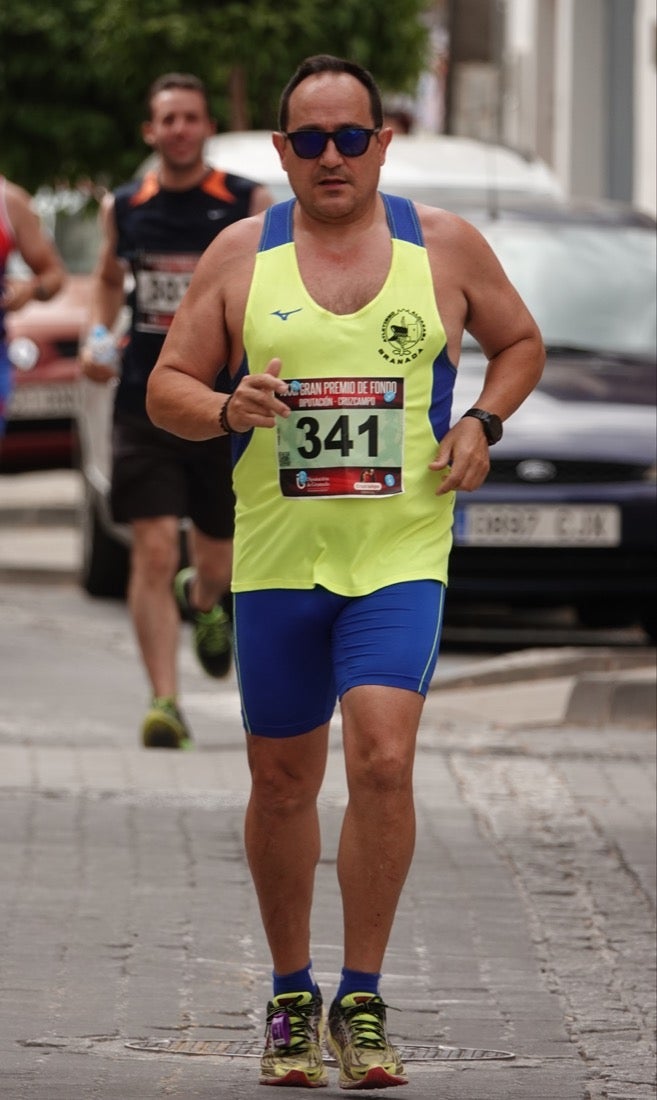 Los vecinos de Dúrcal se han volcado con los corredores apostados en las curvas y rectas que traza el recorrido por la localidad y desde las terrazas de la Plaza del Ayuntamiento
