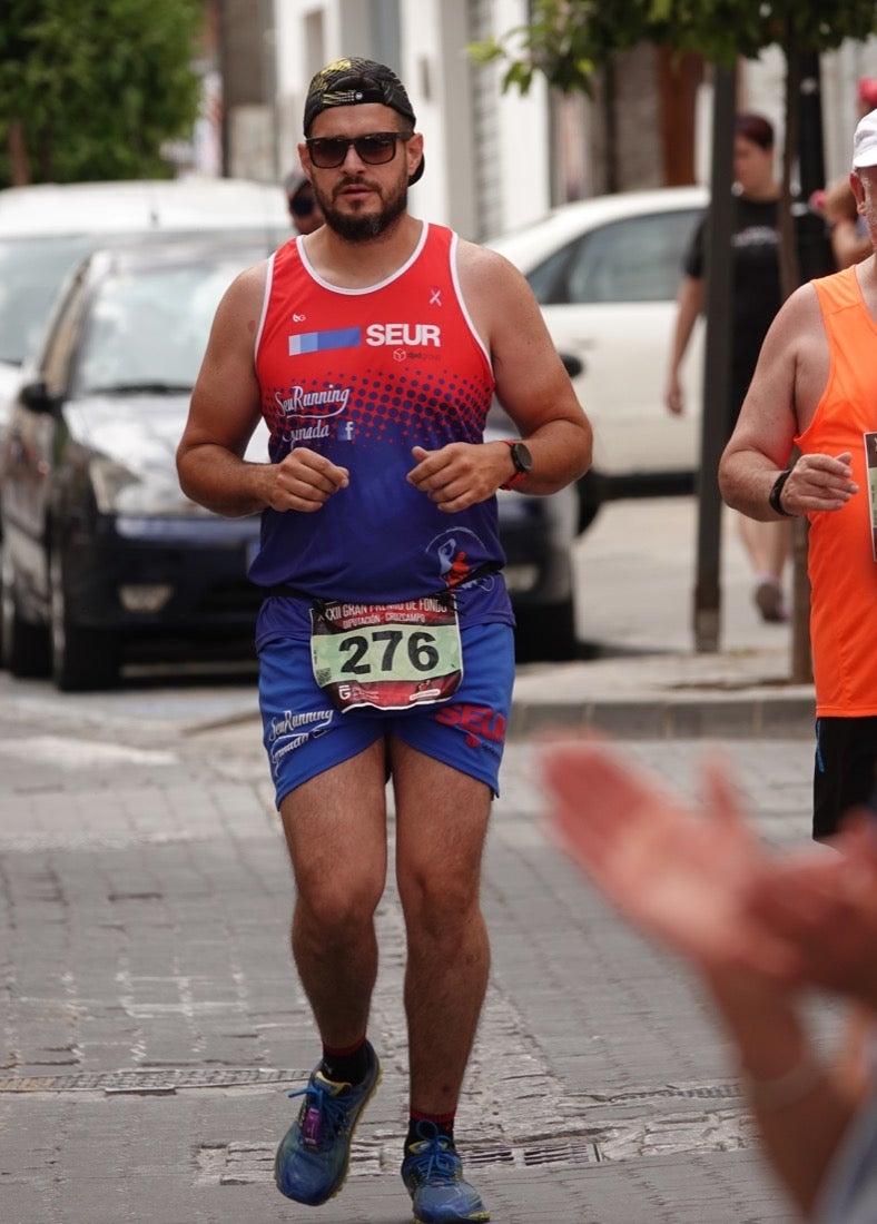 Los vecinos de Dúrcal se han volcado con los corredores apostados en las curvas y rectas que traza el recorrido por la localidad y desde las terrazas de la Plaza del Ayuntamiento