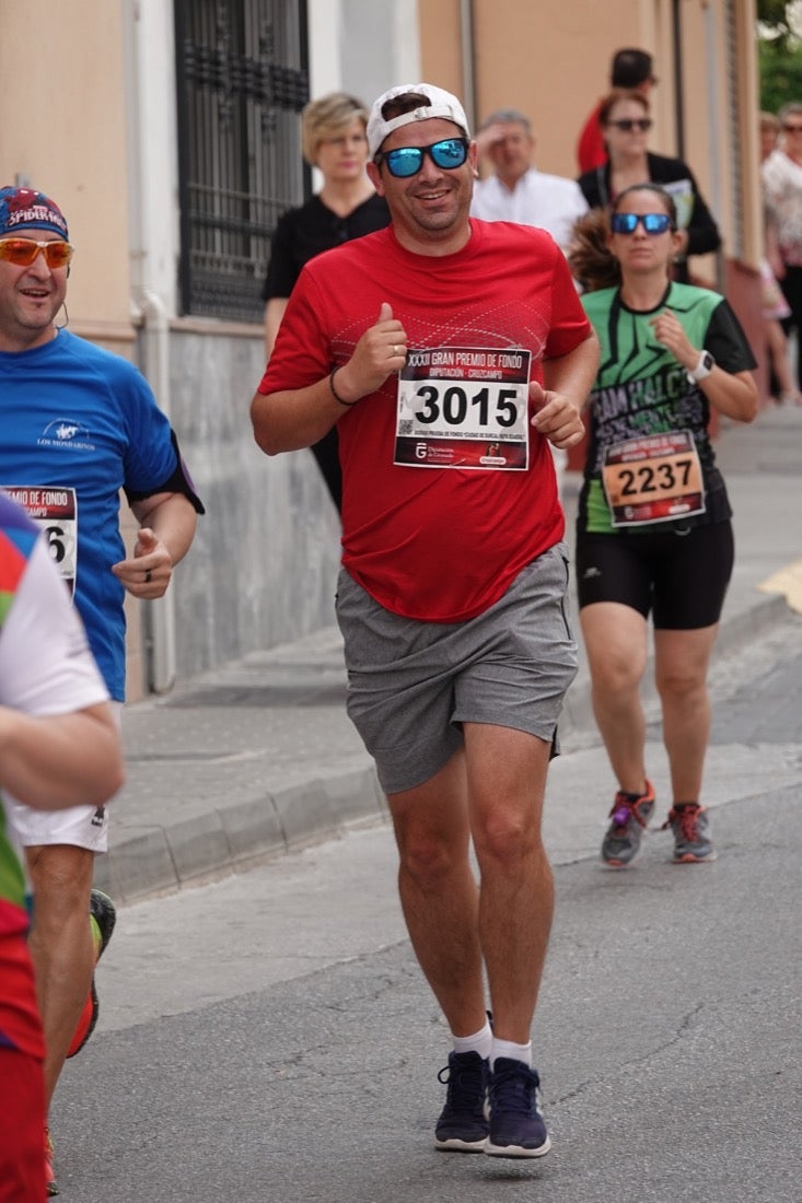 Los vecinos de Dúrcal se han volcado con los corredores apostados en las curvas y rectas que traza el recorrido por la localidad y desde las terrazas de la Plaza del Ayuntamiento