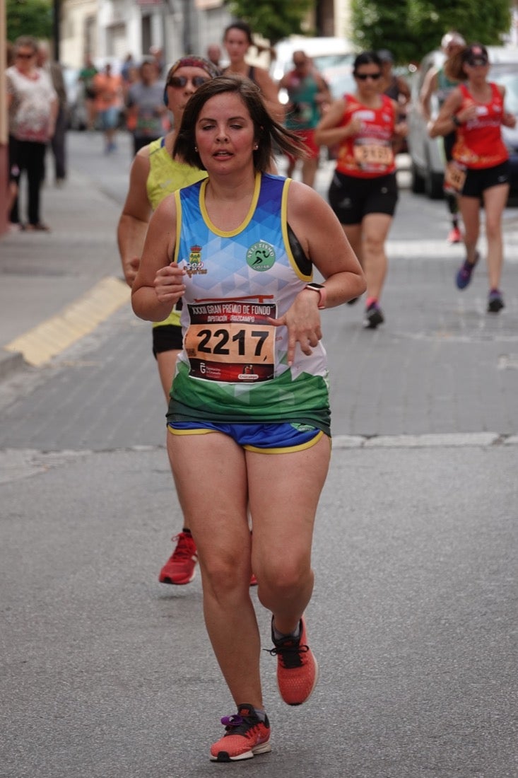 Los vecinos de Dúrcal se han volcado con los corredores apostados en las curvas y rectas que traza el recorrido por la localidad y desde las terrazas de la Plaza del Ayuntamiento