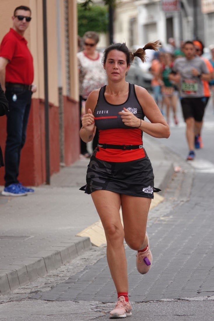 Los vecinos de Dúrcal se han volcado con los corredores apostados en las curvas y rectas que traza el recorrido por la localidad y desde las terrazas de la Plaza del Ayuntamiento